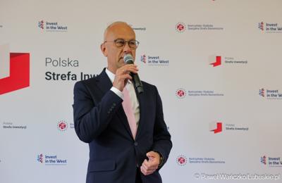 Marszałek Województwa Lubuskiego Marcin Jabłoński przemawia do uczestników dwudniowej Konferencji Polska Strefa Inwestycji 2025 – Forum Gospodarcze K-S-SSE, w Pałacu w Mierzęcinie