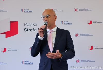 Marszałek Województwa Lubuskiego Marcin Jabłoński przemawia do uczestników dwudniowej Konferencji Polska Strefa Inwestycji 2025 – Forum Gospodarcze K-S-SSE, w Pałacu w Mierzęcinie
