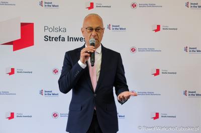Marszałek Województwa Lubuskiego Marcin Jabłoński przemawia do uczestników dwudniowej Konferencji Polska Strefa Inwestycji 2025 – Forum Gospodarcze K-S-SSE, w Pałacu w Mierzęcinie