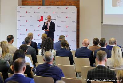 Marszałek Województwa Lubuskiego Marcin Jabłoński przemawia do uczestników dwudniowej Konferencji Polska Strefa Inwestycji 2025 – Forum Gospodarcze K-S-SSE, w Pałacu w Mierzęcinie