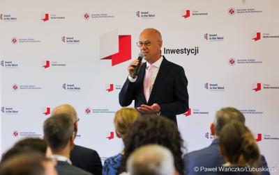 Marszałek Województwa Lubuskiego Marcin Jabłoński przemawia do uczestników dwudniowej Konferencji Polska Strefa Inwestycji 2025 – Forum Gospodarcze K-S-SSE, w Pałacu w Mierzęcinie