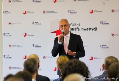 Marszałek Województwa Lubuskiego Marcin Jabłoński przemawia do uczestników dwudniowej Konferencji Polska Strefa Inwestycji 2025 – Forum Gospodarcze K-S-SSE, w Pałacu w Mierzęcinie