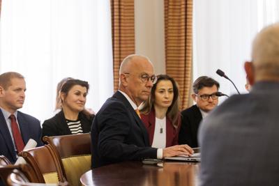 Marszałek przedstawił kluczowe obszary współpracy województwa z Zieloną Górą: kultura (Lubuski Teatr, Filharmonia, Muzeum Ziemi Lubuskiej, festiwale), zdrowie (Szpital Uniwersytecki), innowacje (Park Technologii Kosmicznych) oraz fundusze unijne dla Zielonogórsko-Nowosolskiego Miejskiego Obszaru Funkcjonalnego.