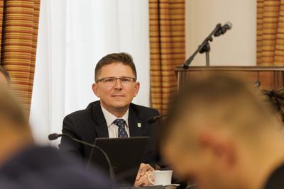 Marszałek przedstawił kluczowe obszary współpracy województwa z Zieloną Górą: kultura (Lubuski Teatr, Filharmonia, Muzeum Ziemi Lubuskiej, festiwale), zdrowie (Szpital Uniwersytecki), innowacje (Park Technologii Kosmicznych) oraz fundusze unijne dla Zielonogórsko-Nowosolskiego Miejskiego Obszaru Funkcjonalnego.
