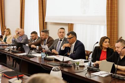 Marszałek przedstawił kluczowe obszary współpracy województwa z Zieloną Górą: kultura (Lubuski Teatr, Filharmonia, Muzeum Ziemi Lubuskiej, festiwale), zdrowie (Szpital Uniwersytecki), innowacje (Park Technologii Kosmicznych) oraz fundusze unijne dla Zielonogórsko-Nowosolskiego Miejskiego Obszaru Funkcjonalnego.
