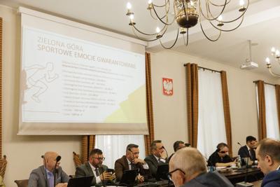Marszałek przedstawił kluczowe obszary współpracy województwa z Zieloną Górą: kultura (Lubuski Teatr, Filharmonia, Muzeum Ziemi Lubuskiej, festiwale), zdrowie (Szpital Uniwersytecki), innowacje (Park Technologii Kosmicznych) oraz fundusze unijne dla Zielonogórsko-Nowosolskiego Miejskiego Obszaru Funkcjonalnego.