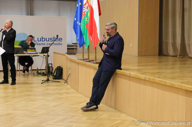 Podczas obchodów Dnia Samorządu Terytorialnego w Sali Kolumnowej w Urzędzie Marszałkowskim uczestnicy święta wysłuchali też wystąpienia eksperta od marketingu i budowania marki Pawła Tkaczyka.
