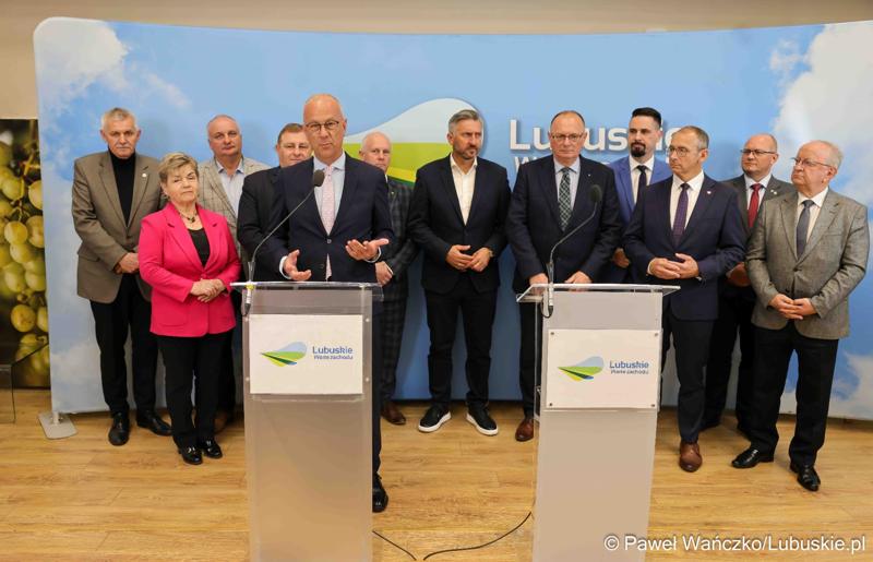 Uczestnicy konferencji prasowej dot. kampanii profrekwencyjnej przed drugą turą wyborów prezydenckich