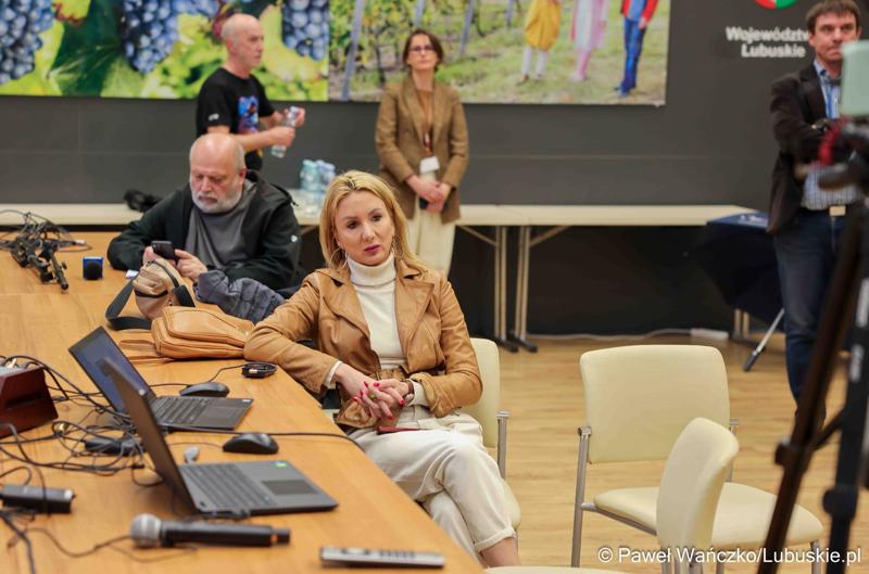 Uczestnicy konferencji prasowej dot. kampanii profrekwencyjnej przed drugą turą wyborów prezydenckich