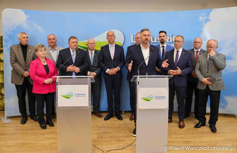 Uczestnicy konferencji prasowej dot. kampanii profrekwencyjnej przed drugą turą wyborów prezydenckich