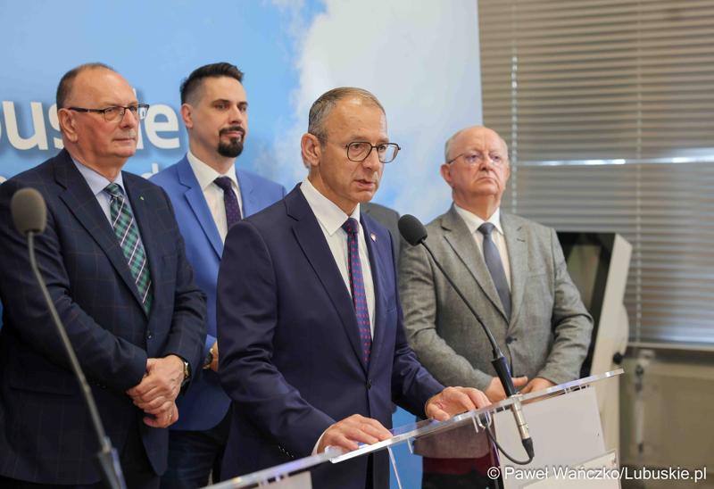 Uczestnicy konferencji prasowej dot. kampanii profrekwencyjnej przed drugą turą wyborów prezydenckich