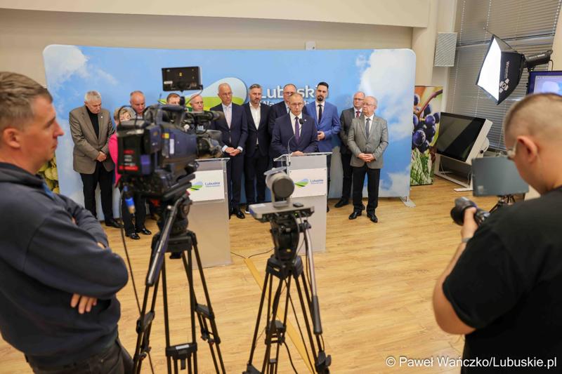 Uczestnicy konferencji prasowej dot. kampanii profrekwencyjnej przed drugą turą wyborów prezydenckich
