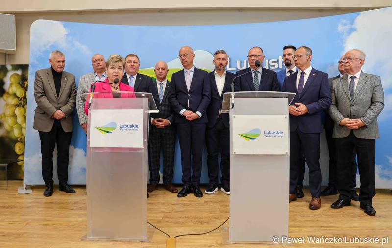 Uczestnicy konferencji prasowej dot. kampanii profrekwencyjnej przed drugą turą wyborów prezydenckich