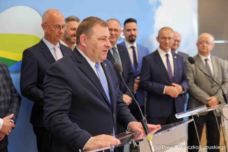 Uczestnicy konferencji prasowej dot. kampanii profrekwencyjnej przed drugą turą wyborów prezydenckich