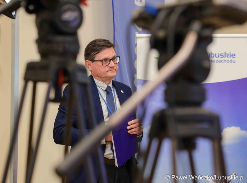 Uczestnicy konferencji prasowej dot. kampanii profrekwencyjnej przed drugą turą wyborów prezydenckich