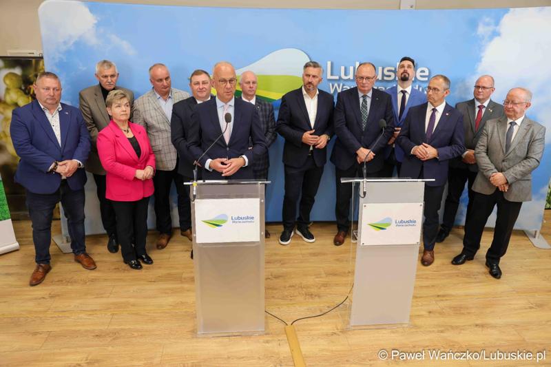Uczestnicy konferencji prasowej dot. kampanii profrekwencyjnej przed drugą turą wyborów prezydenckich