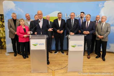 Uczestnicy konferencji prasowej dot. kampanii profrekwencyjnej przed drugą turą wyborów prezydenckich