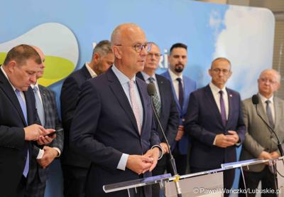 Uczestnicy konferencji prasowej dot. kampanii profrekwencyjnej przed drugą turą wyborów prezydenckich