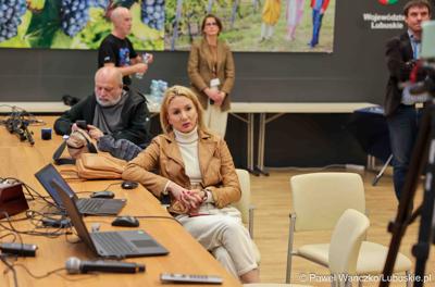 Uczestnicy konferencji prasowej dot. kampanii profrekwencyjnej przed drugą turą wyborów prezydenckich