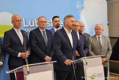 Uczestnicy konferencji prasowej dot. kampanii profrekwencyjnej przed drugą turą wyborów prezydenckich