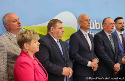 Uczestnicy konferencji prasowej dot. kampanii profrekwencyjnej przed drugą turą wyborów prezydenckich