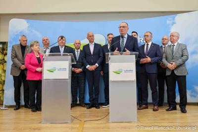 Uczestnicy konferencji prasowej dot. kampanii profrekwencyjnej przed drugą turą wyborów prezydenckich
