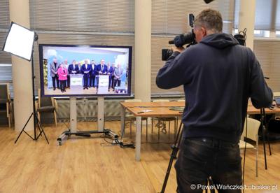 Uczestnicy konferencji prasowej dot. kampanii profrekwencyjnej przed drugą turą wyborów prezydenckich