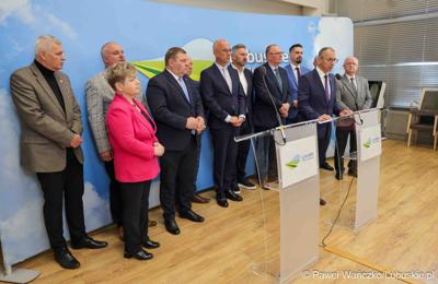 Uczestnicy konferencji prasowej dot. kampanii profrekwencyjnej przed drugą turą wyborów prezydenckich