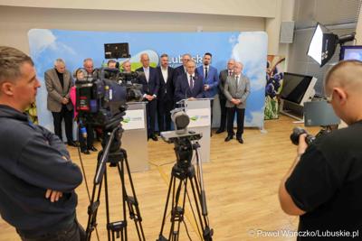 Uczestnicy konferencji prasowej dot. kampanii profrekwencyjnej przed drugą turą wyborów prezydenckich