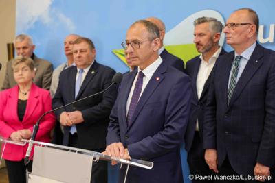 Uczestnicy konferencji prasowej dot. kampanii profrekwencyjnej przed drugą turą wyborów prezydenckich