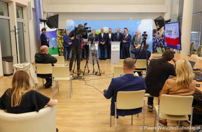 Uczestnicy konferencji prasowej dot. kampanii profrekwencyjnej przed drugą turą wyborów prezydenckich