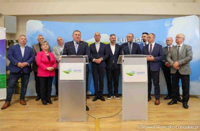 Uczestnicy konferencji prasowej dot. kampanii profrekwencyjnej przed drugą turą wyborów prezydenckich