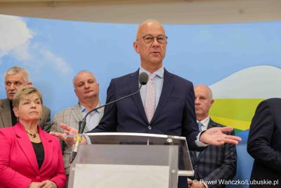 Uczestnicy konferencji prasowej dot. kampanii profrekwencyjnej przed drugą turą wyborów prezydenckich