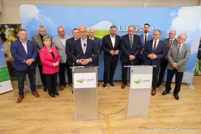 Uczestnicy konferencji prasowej dot. kampanii profrekwencyjnej przed drugą turą wyborów prezydenckich