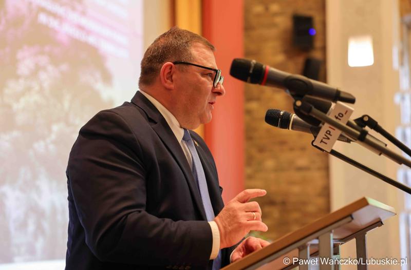 Wicemarszałek Województwa Lubuskiego Grzegorz Potęga przemawia podczas uroczystości z okazji 20-lecia wpisu Parku Mużakowskiego na listę Światowego Dziedzictwa UNESCO