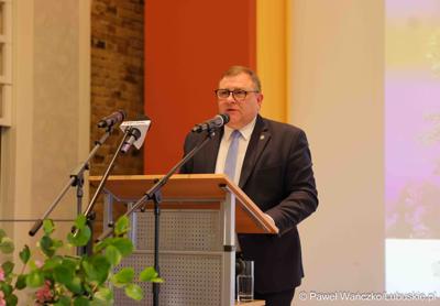 Wicemarszałek Województwa Lubuskiego Grzegorz Potęga przemawia podczas uroczystości z okazji 20-lecia wpisu Parku Mużakowskiego na listę Światowego Dziedzictwa UNESCO