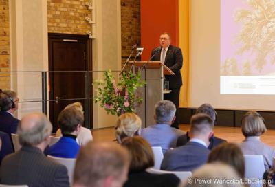 Wicemarszałek Województwa Lubuskiego Grzegorz Potęga przemawia podczas uroczystości z okazji 20-lecia wpisu Parku Mużakowskiego na listę Światowego Dziedzictwa UNESCO