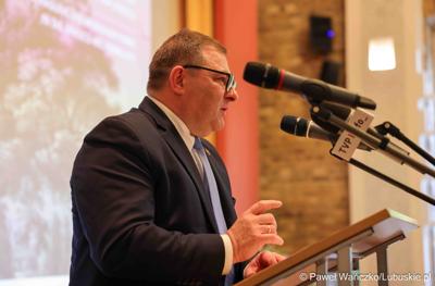 Wicemarszałek Województwa Lubuskiego Grzegorz Potęga przemawia podczas uroczystości z okazji 20-lecia wpisu Parku Mużakowskiego na listę Światowego Dziedzictwa UNESCO