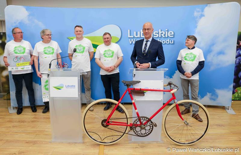 Uczestnicy konferencji prasowej nt. VII Lubuskiego Święta Roweru w Otyniu.