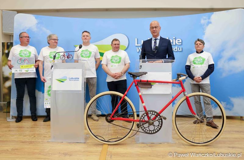 Marszałek Województwa Lubuskiego Marcin Jabłoński przemawia podczas konferencii prasowej