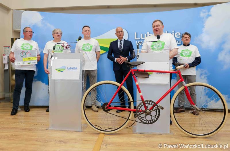 Wicemarszałek Województwa Lubuskiego Grzegorz Potęga przemawia podczas konferencii prasowej
