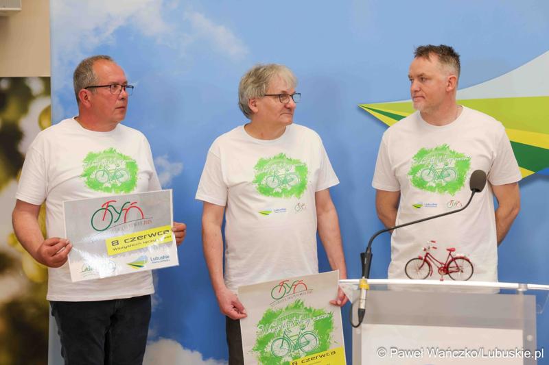 Uczestnicy konferencji prasowej nt. VII Lubuskiego Święta Roweru w Otyniu.