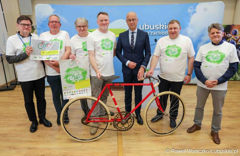 Uczestnicy konferencji prasowej nt. VII Lubuskiego Święta Roweru w Otyniu.