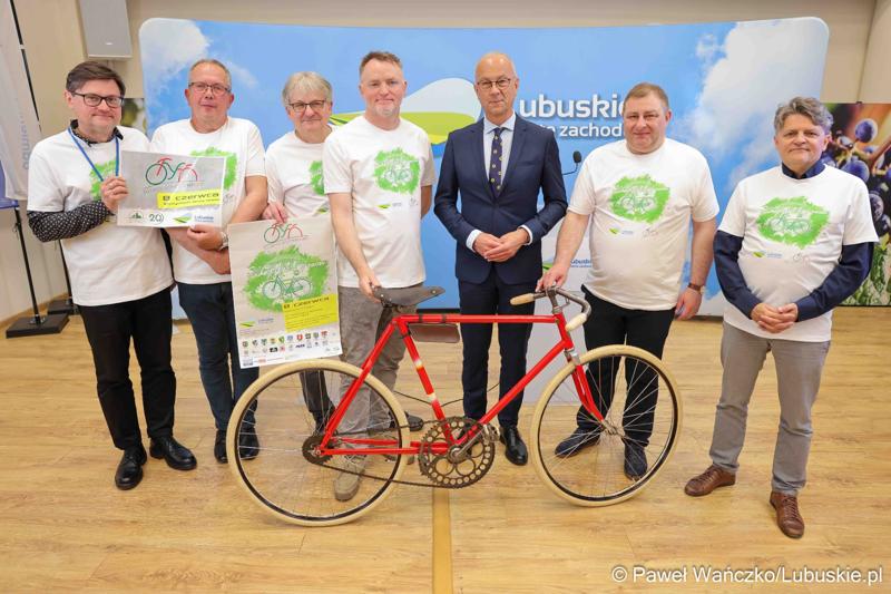 Uczestnicy konferencji prasowej nt. VII Lubuskiego Święta Roweru w Otyniu.