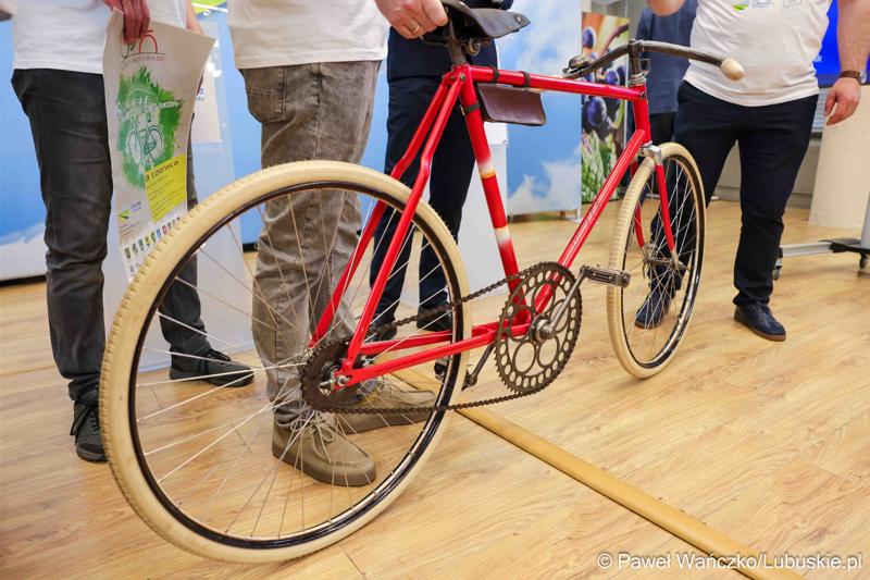 W piątek (30 maja 2025 r.) w sali prasowej UMWL odbyła się także konferencja nt. VII Lubuskiego Święta Roweru, które odbędzie się 8 czerwca 2025 r. w Otyniu.