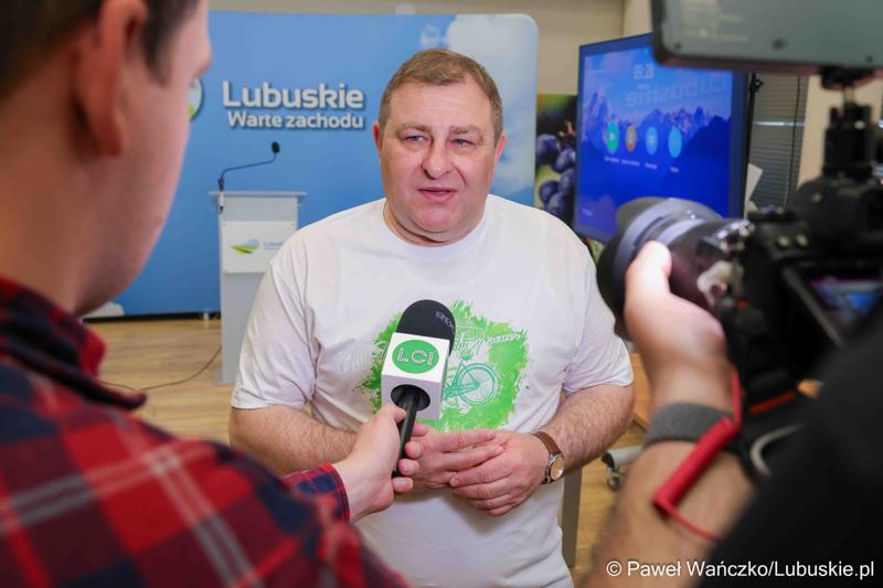 Wicemarszałek Województwa Lubuskiego Grzegorz Potęga udziela wywiadu mediom
