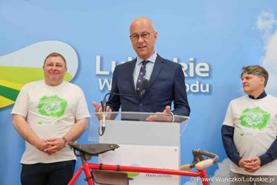 Marszałek Województwa Lubuskiego Marcin Jabłoński przemawia podczas konferencii prasowej