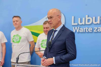 Marszałek Województwa Lubuskiego Marcin Jabłoński przemawia podczas konferencii prasowej
