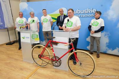 Uczestnicy konferencji prasowej nt. VII Lubuskiego Święta Roweru w Otyniu. 