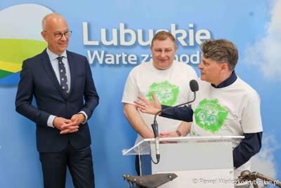 Uczestnicy konferencji prasowej nt. VII Lubuskiego Święta Roweru w Otyniu. 